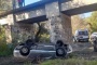 Muere automovilista al caer camioneta desde lo alto de un puente 